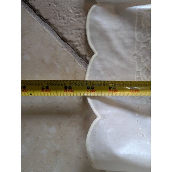 Vintage plastice WIPEABLE oval table cloth faux embroidery pattern 55" x 88" - Picture 4 of 8